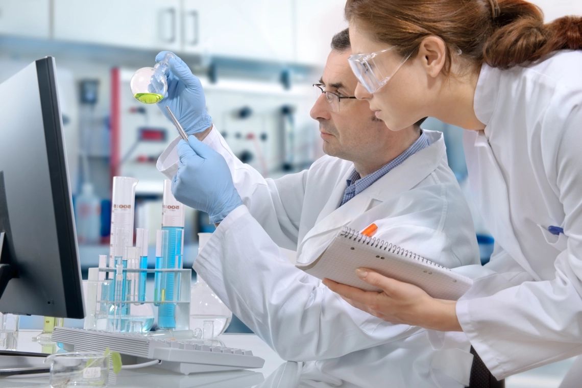 MyCond MHDM-3S Les chercheurs en laboratoire travaillent avec des réactifs chimiques