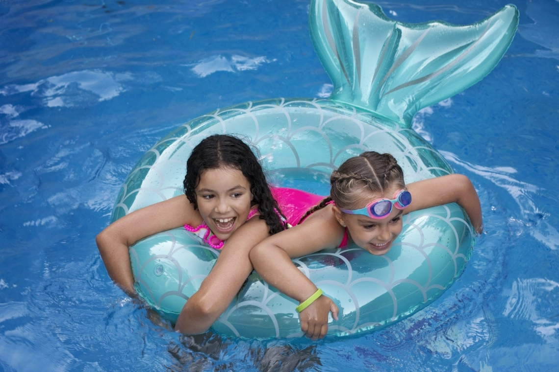 MyCond MSTR / MSPR Enfants jouant dans une piscine avec un anneau gonflable