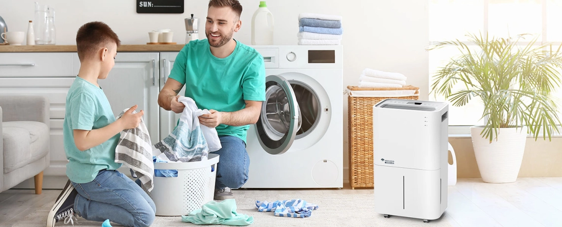 MyCond Roomer Eco 25 Père et fils profitent dun environnement domestique confortable.