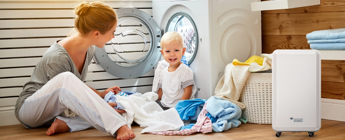 MyCond Roomer Smart 12 Une mère et son fils profitent dun climat intérieur confortable.