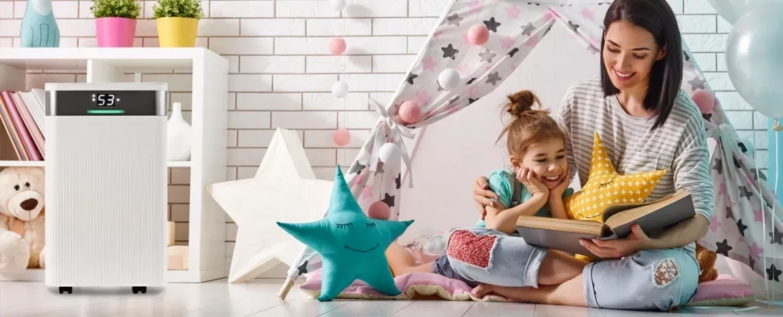 Déshumidificateur compact et élégant MYCOND Tibo Eco 12 dans une chambre denfant, offrant une élimination fiable de lhumidité et un contrôle Wi-Fi.