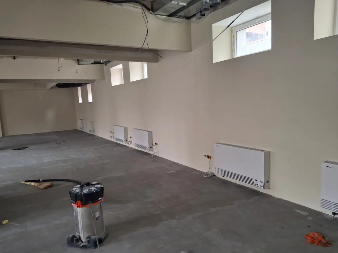 Installation industrielle avec ventilo-convecteurs muraux Mycond