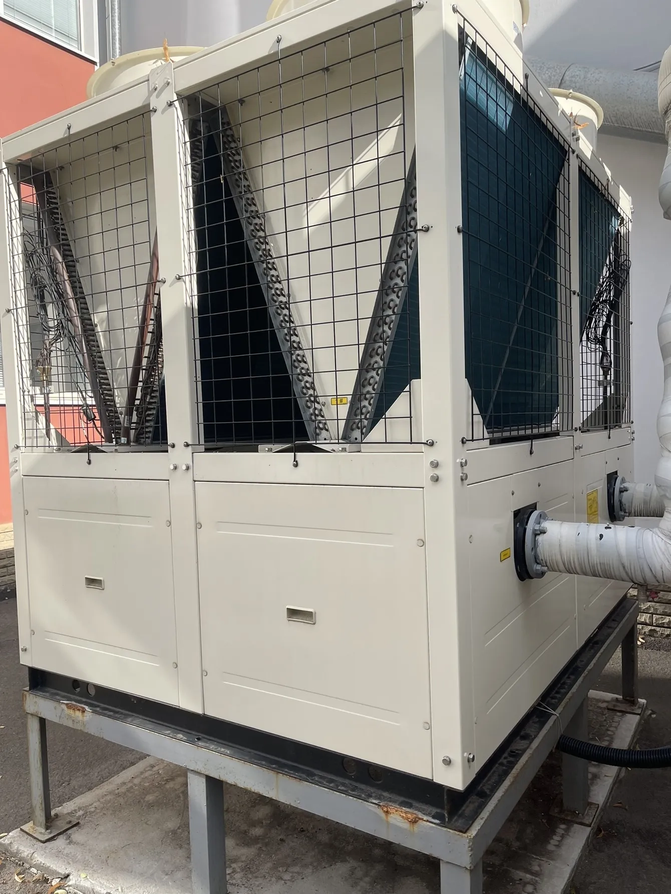 Installation industrielle avec pompe à chaleur modulaire Mycond STANDARD MCU