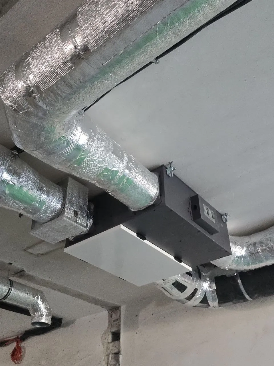 Hall de production avec unités de ventilation à récupération d&#39;énergie Mycond MVC700-A