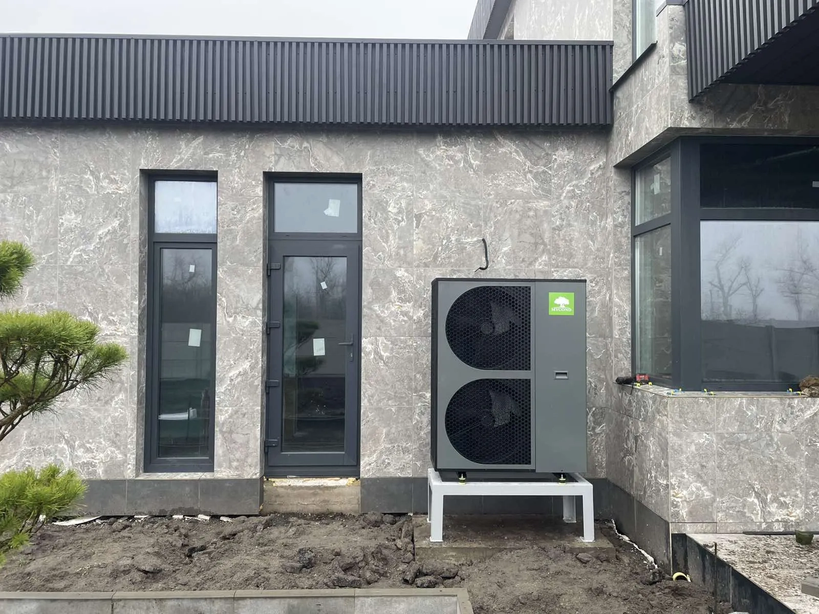 Maison contemporaine privée avec pompe à chaleur Mycond BeeThermic Monobloc