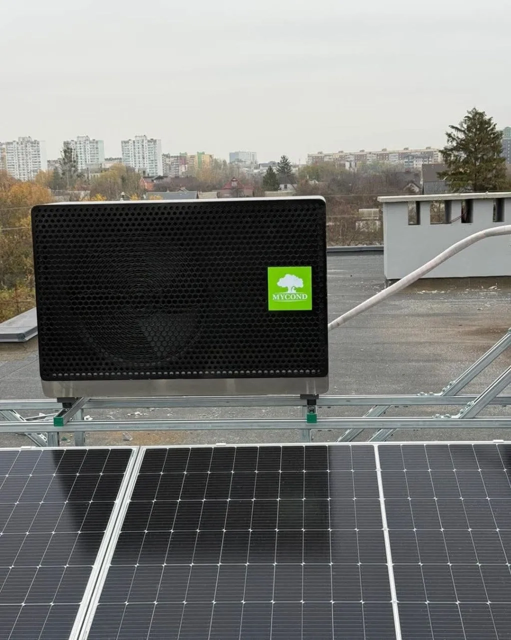 Installation de toiture commerciale avec la pompe à chaleur Mycond BeeSmart
