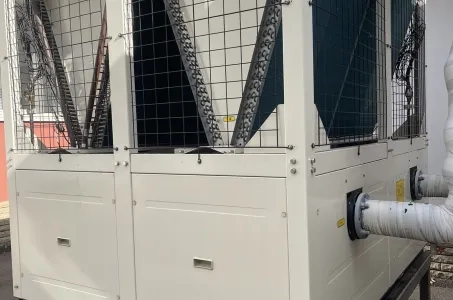 Installation industrielle avec pompe à chaleur modulaire Mycond STANDARD MCU